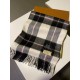 Burberry men's and women's scarves, the style is very masculine, is classic and generous  The fabric used is a guest lamb's wool, delicate softness are very good, very beautiful. The upper body effect is unbeatable good-