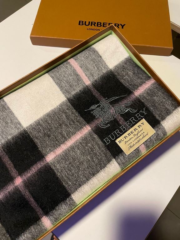 Burberry men's and women's scarves, the style is very masculine, is classic and generous  The fabric used is a guest lamb's wool, delicate softness are very good, very beautiful. The upper body effect is unbeatable good-