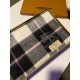 Burberry men's and women's scarves, the style is very masculine, is classic and generous  The fabric used is a guest lamb's wool, delicate softness are very good, very beautiful. The upper body effect is unbeatable good-