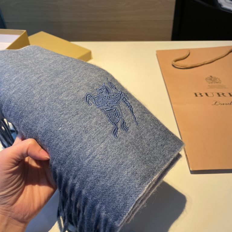 Burberry Couple's Double Sided Cashmere Scarf! Made of fine cashmere from the Mongolian plateau! The feel of the hand is full of fine fluff! The price is 100% affordable! The exquisite embroidery craft! Gift to keep thei