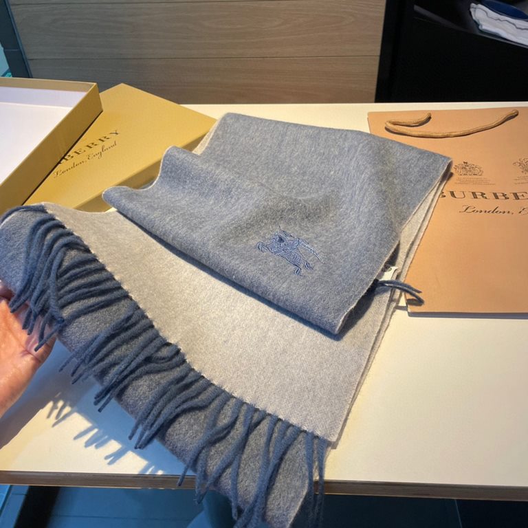 Burberry Couple's Double Sided Cashmere Scarf! Made of fine cashmere from the Mongolian plateau! The feel of the hand is full of fine fluff! The price is 100% affordable! The exquisite embroidery craft! Gift to keep thei