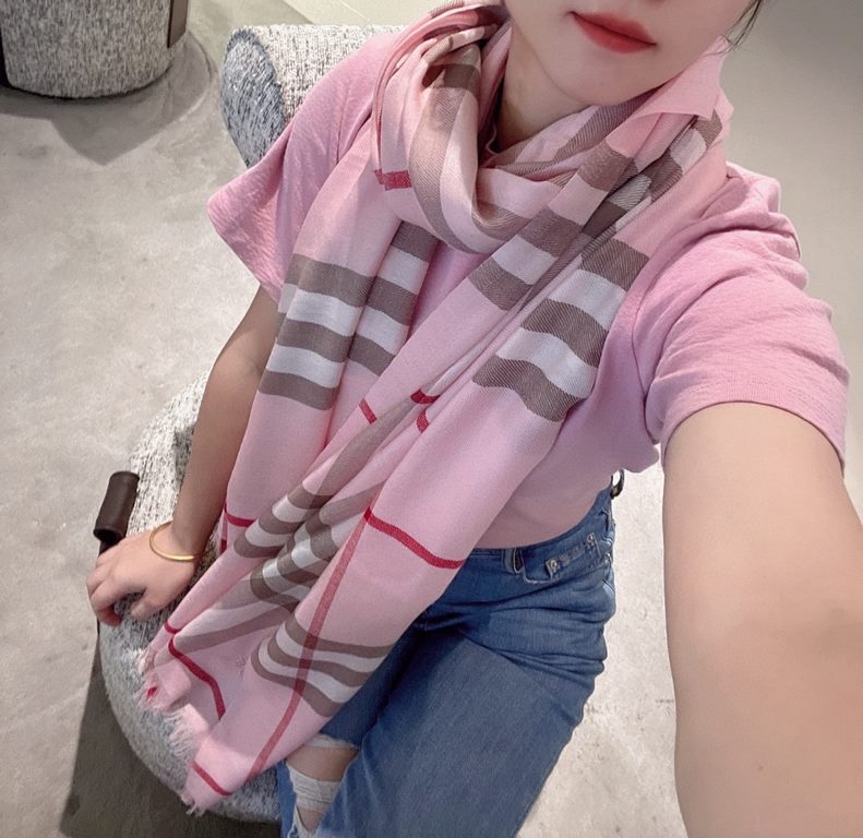 Classic and versatile   A must have fashion item for every women's closet! Warm!         Plaid wool scarf! Casual sporty style Decorative brand plaid jacquard Embellished with fine fringe tassel details 70200cm Rectangle