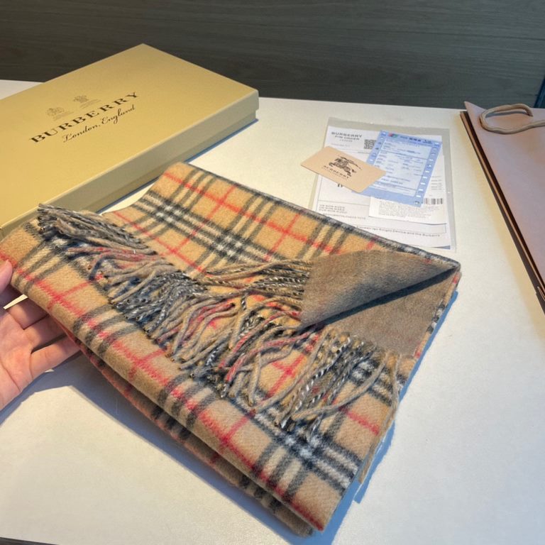 B Family. Double-sided cashmere scarf] BURBERRY! The latest hot scarf of the year! Top quality [high-end digital airbrush] 180  30cm, double-sided scarf available on both sides of a equal to two Oh ～ each side is very go