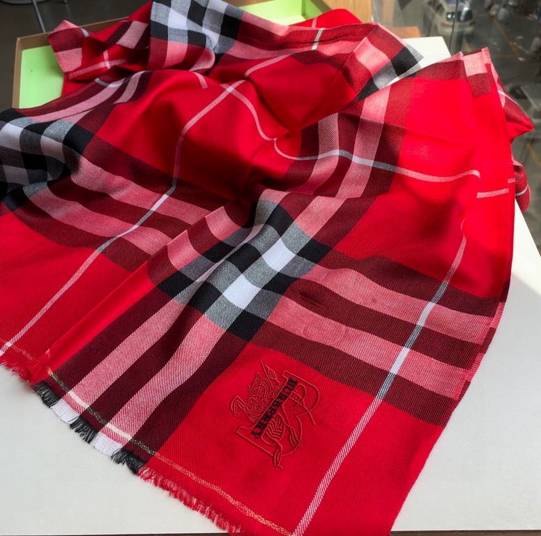 Heavyweight recommended   [top foreign single]   fire N years of the classic grid, when the trend of people have several Burberry scarves in the closet, a small scarf its role can not be underestimated, it is absolutely 