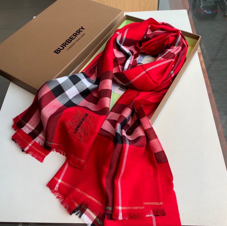 Heavyweight recommended   [top foreign single]   fire N years of the classic grid, when the trend of people have several Burberry scarves in the closet, a small scarf its role can not be underestimated, it is absolutely 