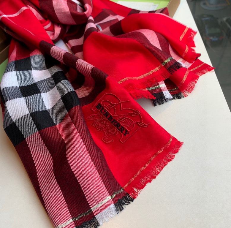 Heavyweight recommended   [top foreign single]   fire N years of the classic grid, when the trend of people have several Burberry scarves in the closet, a small scarf its role can not be underestimated, it is absolutely 