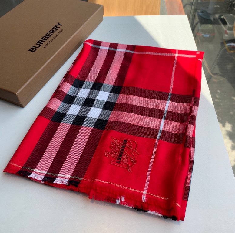 Heavyweight recommended   [top foreign single]   fire N years of the classic grid, when the trend of people have several Burberry scarves in the closet, a small scarf its role can not be underestimated, it is absolutely 