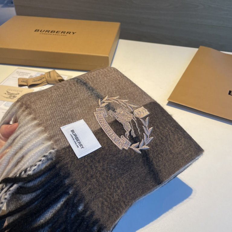 Burberry - Burberry's new heavyweight water ripple cashmere scarf   This year, our men's models are really high-end Level, heavyweight superb   proper family benefits   few and far between in the men's models, Burberry's