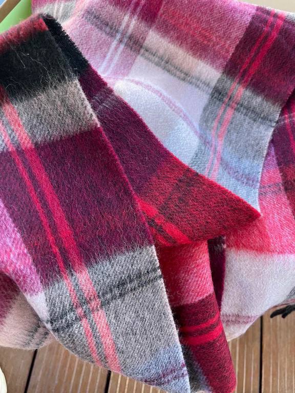 Burberry Bur unisex cashmere plaid looks crazy good, so stylish and glamorous!!!! Very svelte and stylish fallwinter piece! Really love it, very Classical k style design. 100% cashmere, feel really absolute! Forward and 