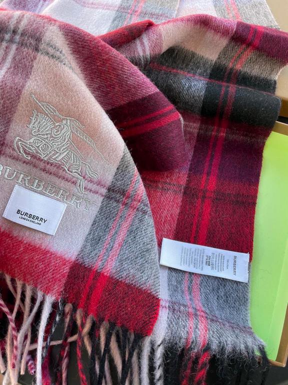 Burberry Bur unisex cashmere plaid looks crazy good, so stylish and glamorous!!!! Very svelte and stylish fallwinter piece! Really love it, very Classical k style design. 100% cashmere, feel really absolute! Forward and 