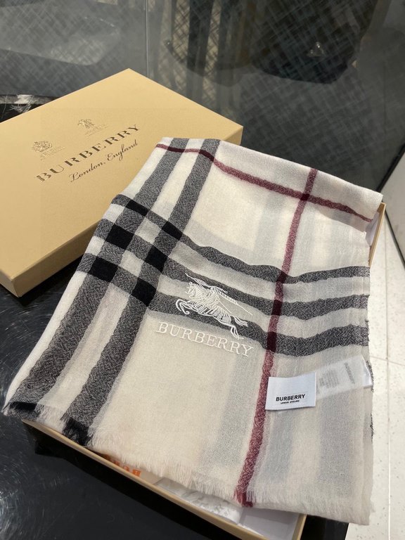 Burberry formal series goods exclusively for flagship store vip      top Scotland imported cashmere   incomparable noble elegance Intellectual style   simple atmospheric design   absolute Not fancy style Ring velvet prod