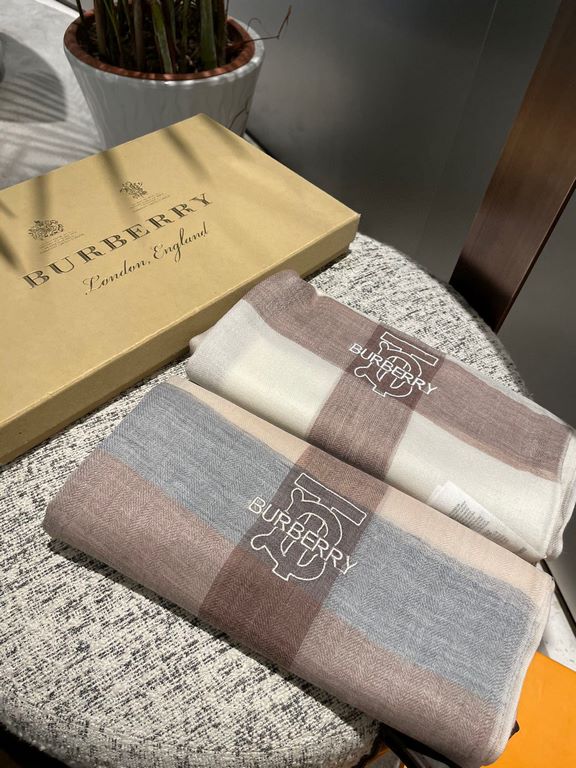 Highly recommended!!! Premium cozy chic vibe, take it if you believe me! This soft scarf from Burberry that touches the heart, inimitable color and temperament!!!! Scarf light and shadow will also have a very beautiful s