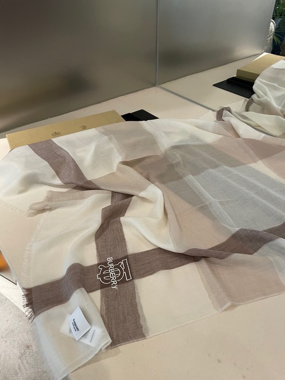 Highly recommended!!! Premium cozy chic vibe, take it if you believe me! This soft scarf from Burberry that touches the heart, inimitable color and temperament!!!! Scarf light and shadow will also have a very beautiful s