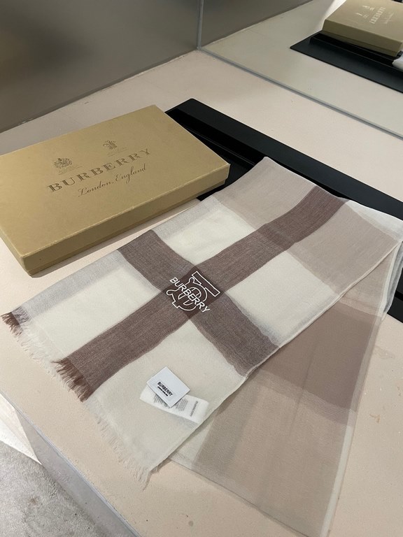 Highly recommended!!! Premium cozy chic vibe, take it if you believe me! This soft scarf from Burberry that touches the heart, inimitable color and temperament!!!! Scarf light and shadow will also have a very beautiful s