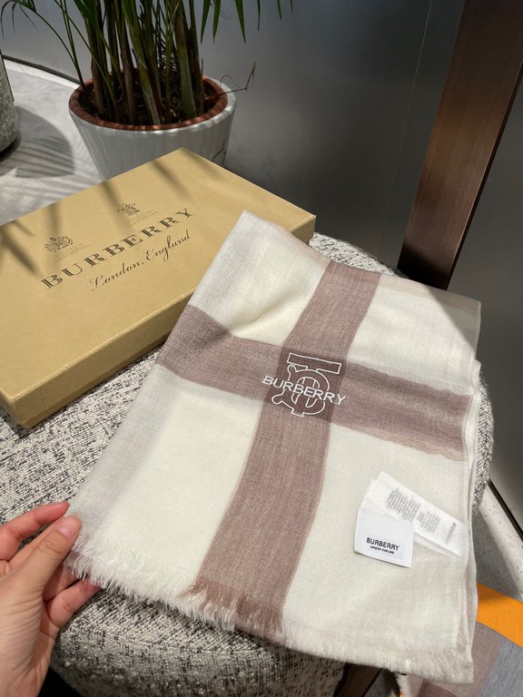 Highly recommended!!! Premium cozy chic vibe, take it if you believe me! This soft scarf from Burberry that touches the heart, inimitable color and temperament!!!! Scarf light and shadow will also have a very beautiful s