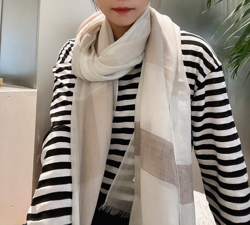 Highly recommended!!! Premium cozy chic vibe, take it if you believe me! This soft scarf from Burberry that touches the heart, inimitable color and temperament!!!! Scarf light and shadow will also have a very beautiful s