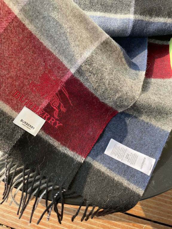 Price Burberry high quality imported cashmere scarf shocked on the shelves of overseas counters the latest men and women couple cashmere scarf domestic counters are not on the shelves from the style to the fabric are ver