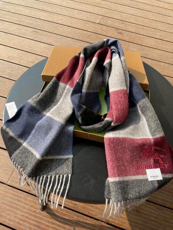 Price Burberry high quality imported cashmere scarf shocked on the shelves of overseas counters the latest men and women couple cashmere scarf domestic counters are not on the shelves from the style to the fabric are ver