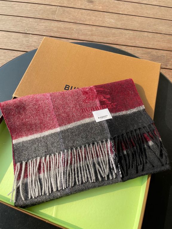 Price Burberry high quality imported cashmere scarf shocked on the shelves of overseas counters the latest men and women couple cashmere scarf domestic counters are not on the shelves from the style to the fabric are ver