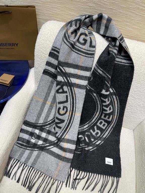 Limited edition B family crest double-sided printed scarf   classic plaid for the bottom, highlighting the temperament   This is a limited edition, sold  , men and women's universal models, must must must must collect! T