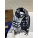 Limited edition B family crest double-sided printed scarf   classic plaid for the bottom, highlighting the temperament   This is a limited edition, sold  , men and women's universal models, must must must must collect! T