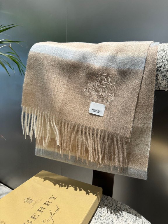 Barberry [Men's and Women's Scarves] Rage to keep for yourself, a rare high-end men's model! Family benefits! Burberry very positive men's scarf ~ fabric big love, very soft and delicate comfortable, light water ripple! 