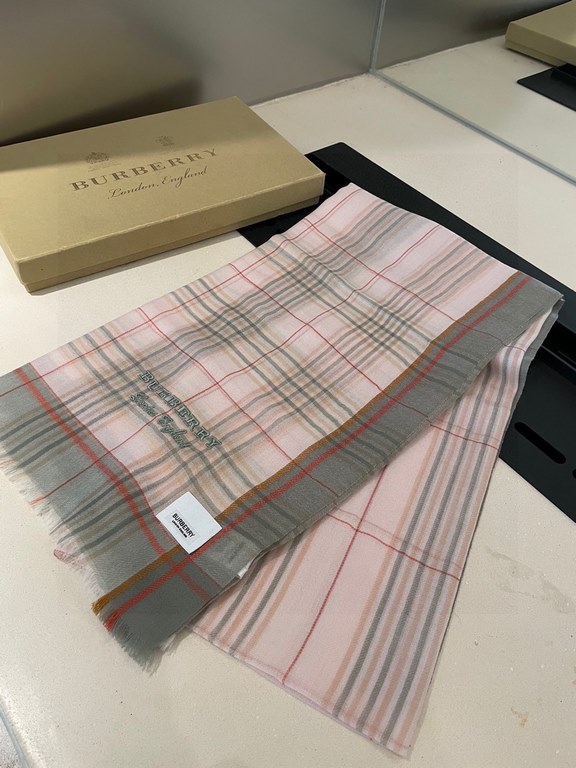 Highlighted!!! Premium cozy chic vibe, take it if you believe me! This soft scarf from Burberry that touches the heart with inimitable colors and temperament!!!! Scarf light and shadow will also have a very beautiful spe