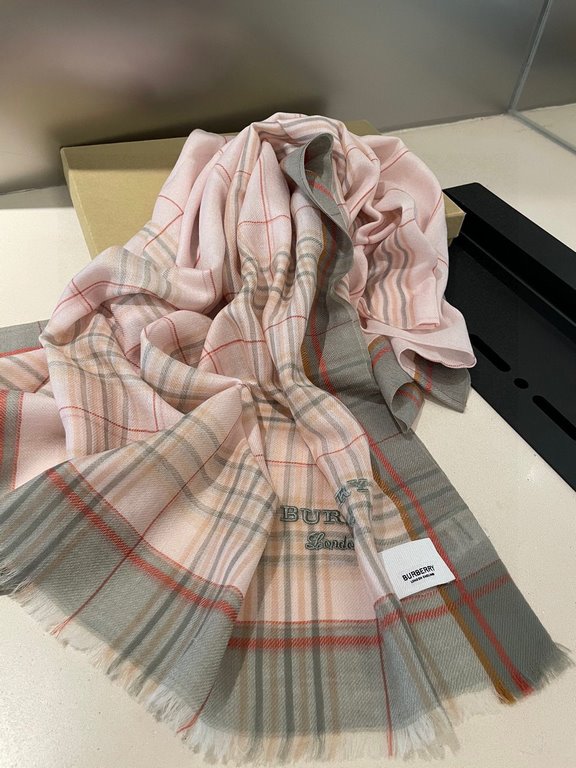 Highlighted!!! Premium cozy chic vibe, take it if you believe me! This soft scarf from Burberry that touches the heart with inimitable colors and temperament!!!! Scarf light and shadow will also have a very beautiful spe