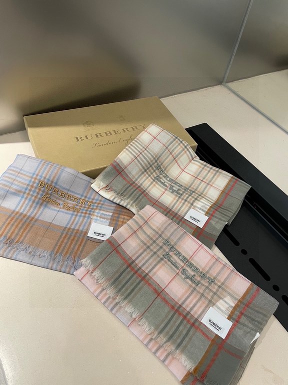 Highlighted!!! Premium cozy chic vibe, take it if you believe me! This soft scarf from Burberry that touches the heart with inimitable colors and temperament!!!! Scarf light and shadow will also have a very beautiful spe