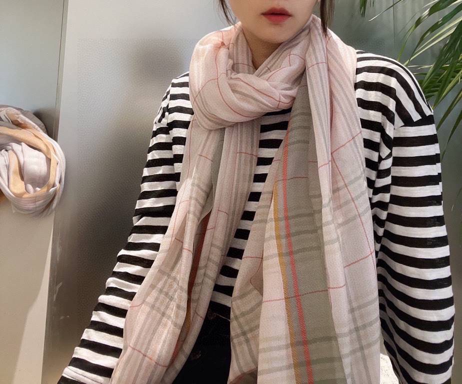 Highlighted!!! Premium cozy chic vibe, take it if you believe me! This soft scarf from Burberry that touches the heart with inimitable colors and temperament!!!! Scarf light and shadow will also have a very beautiful spe