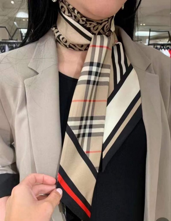 P Burberry Burberry silk twill narrow version of the scarf, decorated with the brand's exclusive logo presented in the digital printing process, Vintage plaid and iconic stripes,   domestic official website is also on th