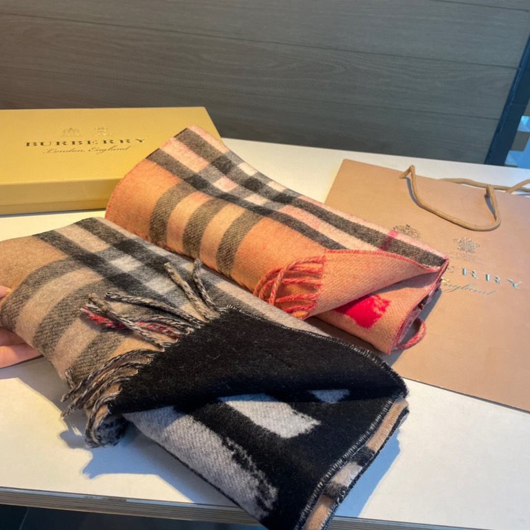 Burberry - Burberry's latest models of reversible scarves   one side of the plain LOVE, one side of the classic plaid   very stylish design! 180  30cm, is a charming embodiment of elegant art! Scarf style men and women u