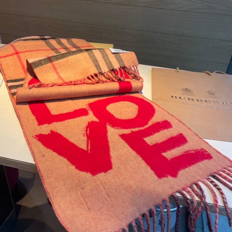 Burberry - Burberry's latest models of reversible scarves   one side of the plain LOVE, one side of the classic plaid   very stylish design! 180  30cm, is a charming embodiment of elegant art! Scarf style men and women u