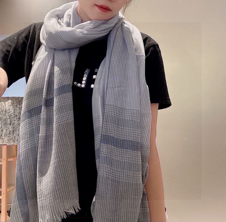 Highly recommended!!! Premium cozy chic vibe, take it if you believe me! This soft scarf from Burberry that touches the heart, inimitable color and temperament!!!! Scarf light and shadow will also have a very beautiful s