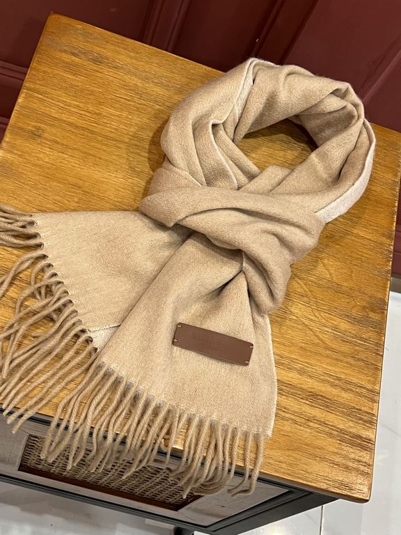 Burberry Couple's Double Sided Cashmere Scarf! Made of fine cashmere from the Mongolian plateau! The feel of the hand is full of fine fluff! The price is 100% affordable! The exquisite embroidery craft! Gift to keep thei