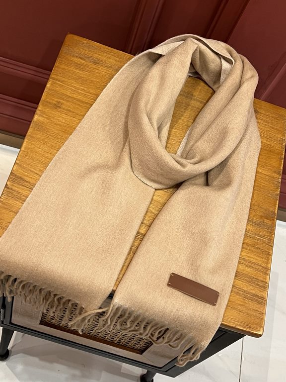 Burberry Couple's Double Sided Cashmere Scarf! Made of fine cashmere from the Mongolian plateau! The feel of the hand is full of fine fluff! The price is 100% affordable! The exquisite embroidery craft! Gift to keep thei