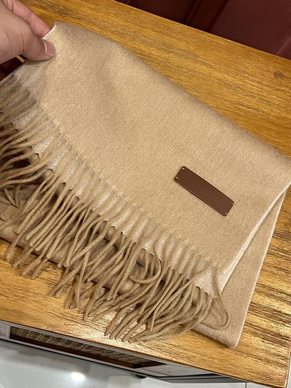 Burberry Couple's Double Sided Cashmere Scarf! Made of fine cashmere from the Mongolian plateau! The feel of the hand is full of fine fluff! The price is 100% affordable! The exquisite embroidery craft! Gift to keep thei