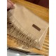 Burberry Couple's Double Sided Cashmere Scarf! Made of fine cashmere from the Mongolian plateau! The feel of the hand is full of fine fluff! The price is 100% affordable! The exquisite embroidery craft! Gift to keep thei