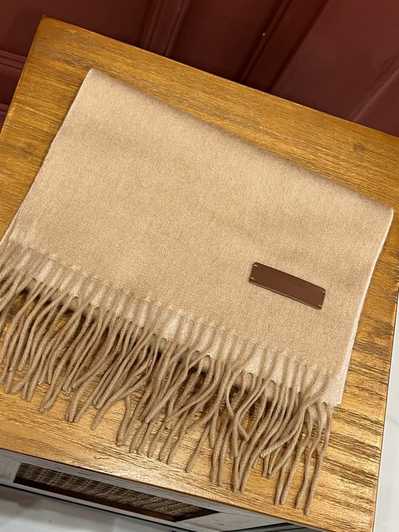 Burberry Couple's Double Sided Cashmere Scarf! Made of fine cashmere from the Mongolian plateau! The feel of the hand is full of fine fluff! The price is 100% affordable! The exquisite embroidery craft! Gift to keep thei