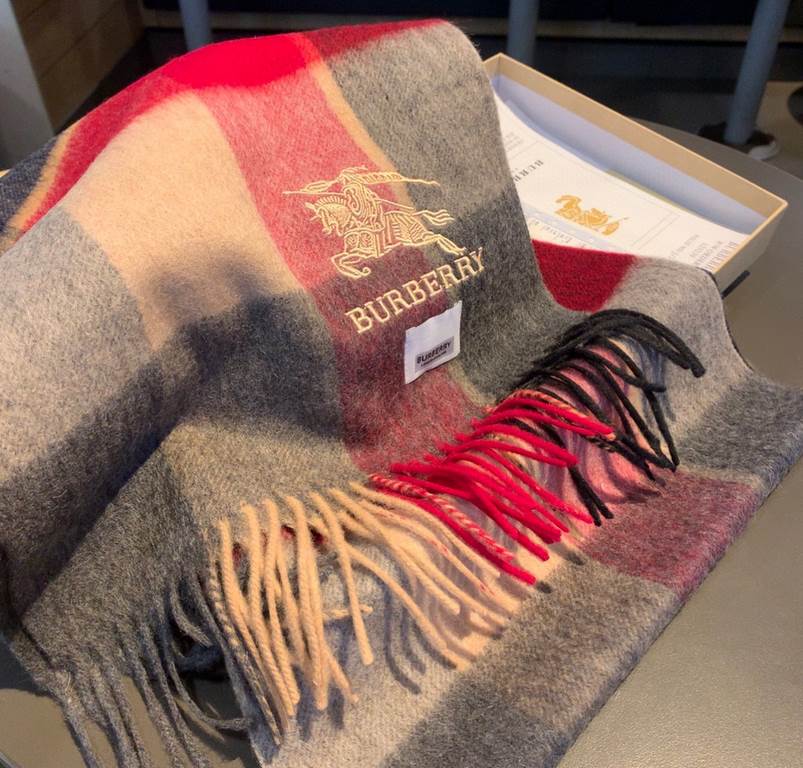 Burberry men's and women's scarves, the style is very masculine, is classic and generous  The fabric used is a guest lamb's wool, delicate softness are very good, very beautiful. The upper body effect is unbeatable good-