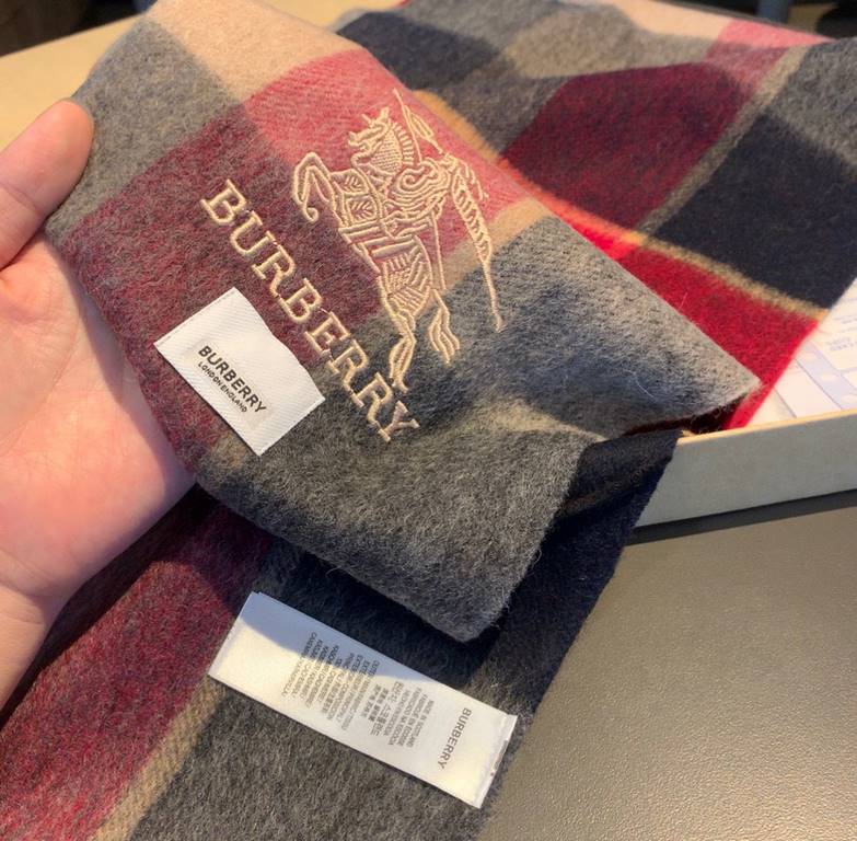 Burberry men's and women's scarves, the style is very masculine, is classic and generous  The fabric used is a guest lamb's wool, delicate softness are very good, very beautiful. The upper body effect is unbeatable good-