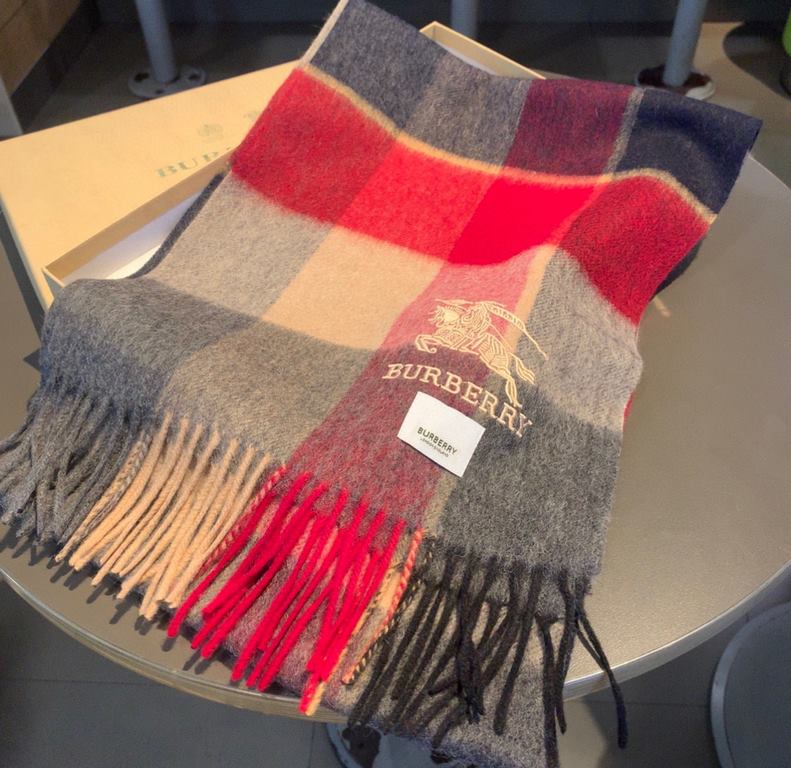 Burberry men's and women's scarves, the style is very masculine, is classic and generous  The fabric used is a guest lamb's wool, delicate softness are very good, very beautiful. The upper body effect is unbeatable good-