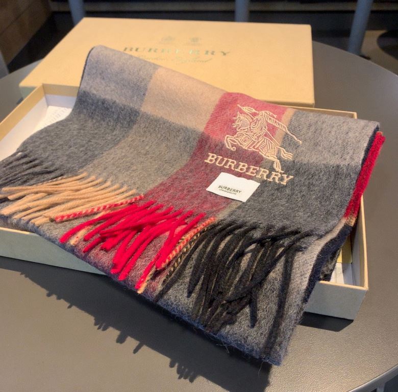 Burberry men's and women's scarves, the style is very masculine, is classic and generous  The fabric used is a guest lamb's wool, delicate softness are very good, very beautiful. The upper body effect is unbeatable good-