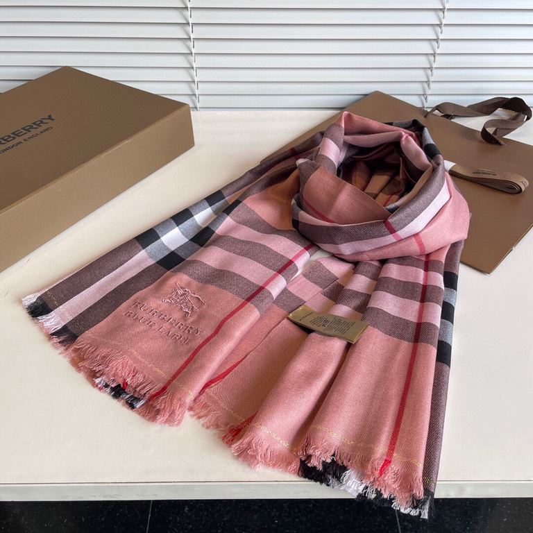 Burberry Burberry classic counter models, counter synchronization cashmere plaid square scarf spot seconds closet essential classic models VIP recommended!!!! Early fall classic barber cashmere barber square scarf Soft t