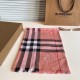 Burberry Burberry classic counter models, counter synchronization cashmere plaid square scarf spot seconds closet essential classic models VIP recommended!!!! Early fall classic barber cashmere barber square scarf Soft t