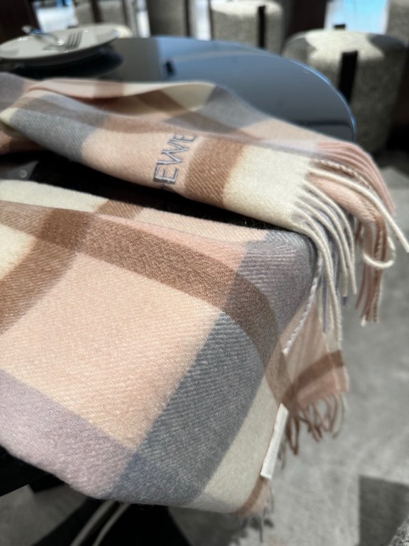 Loewe [Men's and Women's Scarves] Rage to keep for yourself, a rare high-end men's style! Family benefits! Burberry very positive men's scarf ~ fabric big love, very soft and delicate comfortable, light water ripple! Atm