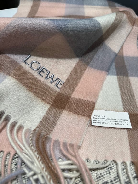 Loewe [Men's and Women's Scarves] Rage to keep for yourself, a rare high-end men's style! Family benefits! Burberry very positive men's scarf ~ fabric big love, very soft and delicate comfortable, light water ripple! Atm