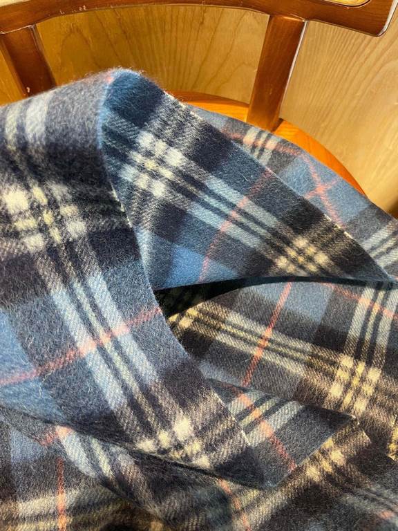 The Burberry Bur cashmere plaid looks crazy good, so stylish and glamorous!!!! Very svelte and stylish fallwinter piece! Really like it, very Classical men's design. Men's stuff less and more! ! 100% cashmere, the feel i