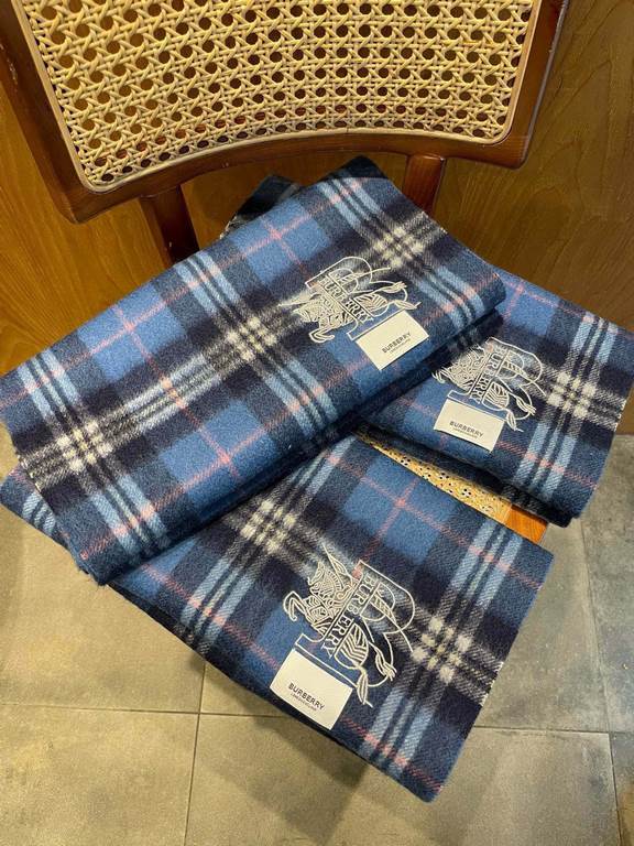 The Burberry Bur cashmere plaid looks crazy good, so stylish and glamorous!!!! Very svelte and stylish fallwinter piece! Really like it, very Classical men's design. Men's stuff less and more! ! 100% cashmere, the feel i