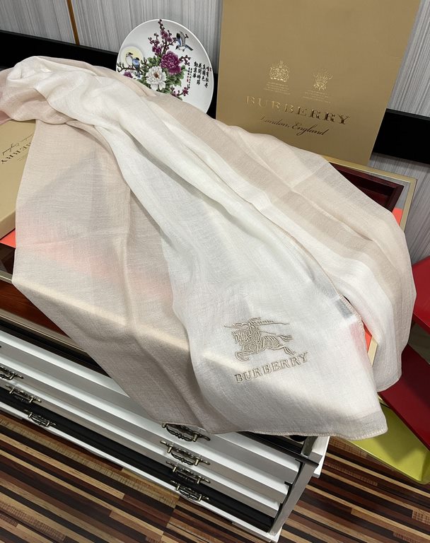 New   Burberry   using Inner Mongolia cashmere, heavily recommended   too beautiful   hot, everyone likes   when the hipsters have several Ba family scarves in the closet,   change a scarf will be enough to give you a re